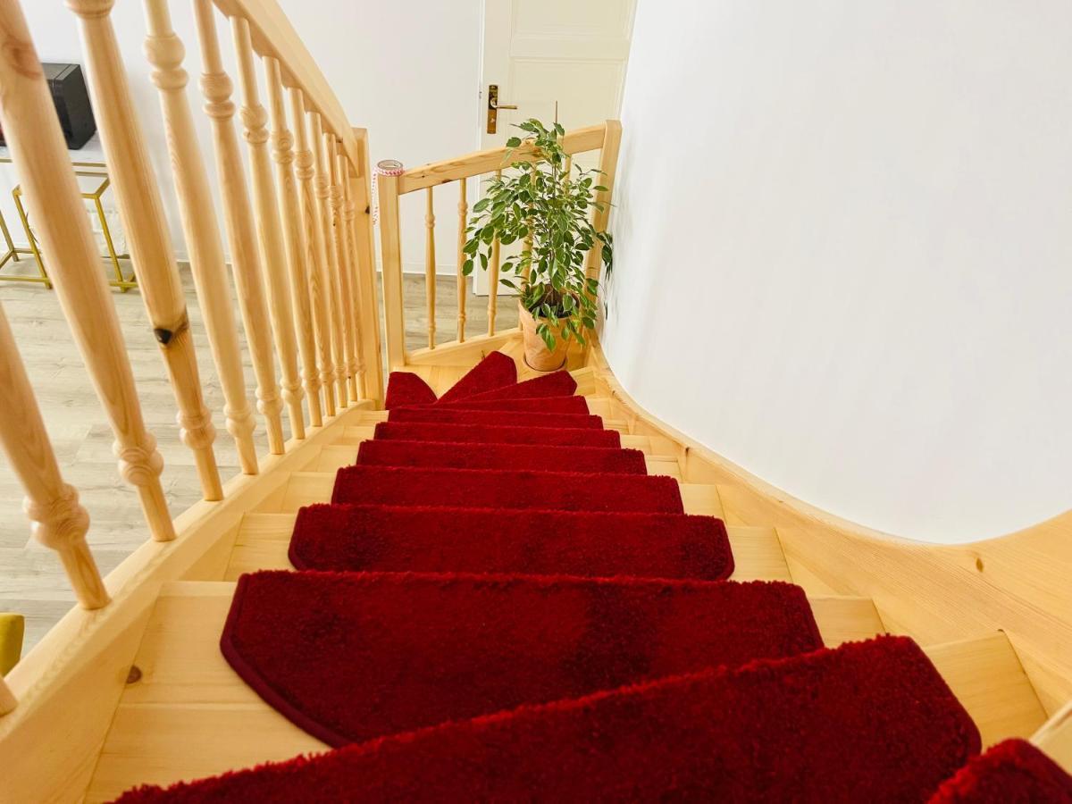 Filmap-apartments-zentrale Lage-boxspringbett-beamer-popcorn-gratis Parkplatz Apartment *