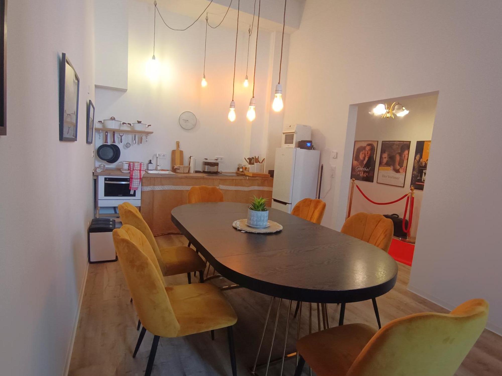 Filmap-apartments-zentrale Lage-boxspringbett-beamer-popcorn-gratis Parkplatz Apartment
