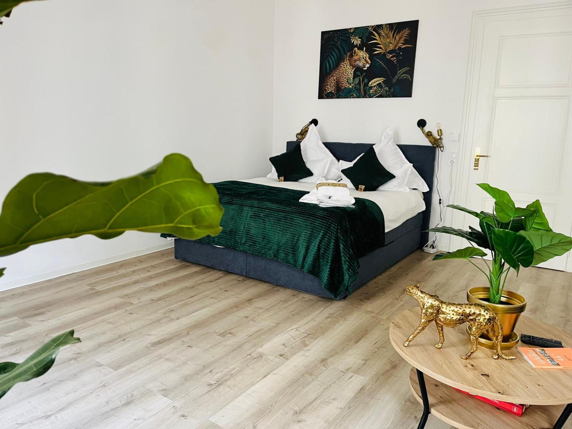 Filmap-apartments-zentrale Lage-boxspringbett-beamer-popcorn-gratis Parkplatz
